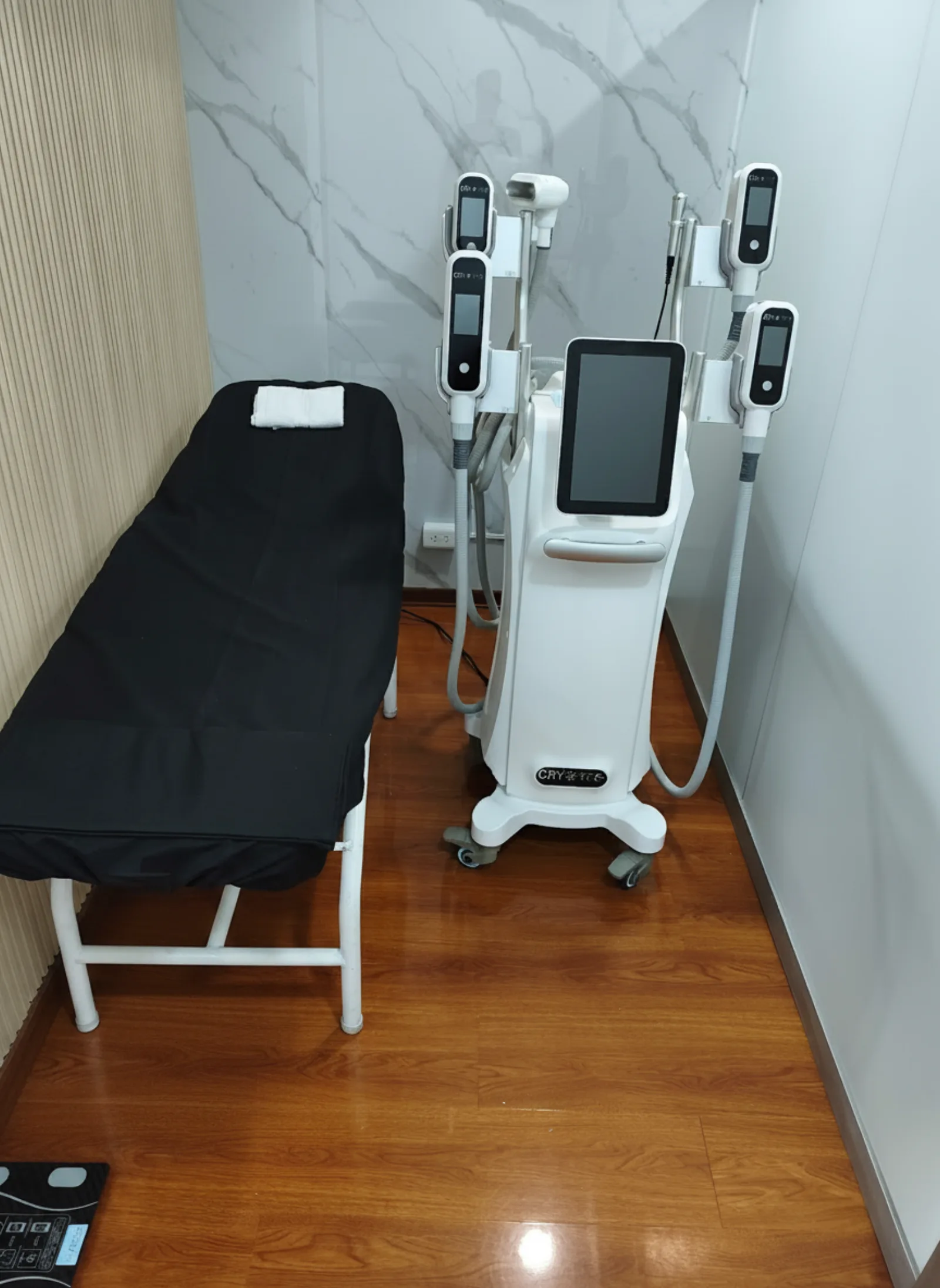 Sala de criolipólisis en Elyzea Miraflores con equipo CRY-TEC de aplicadores múltiples