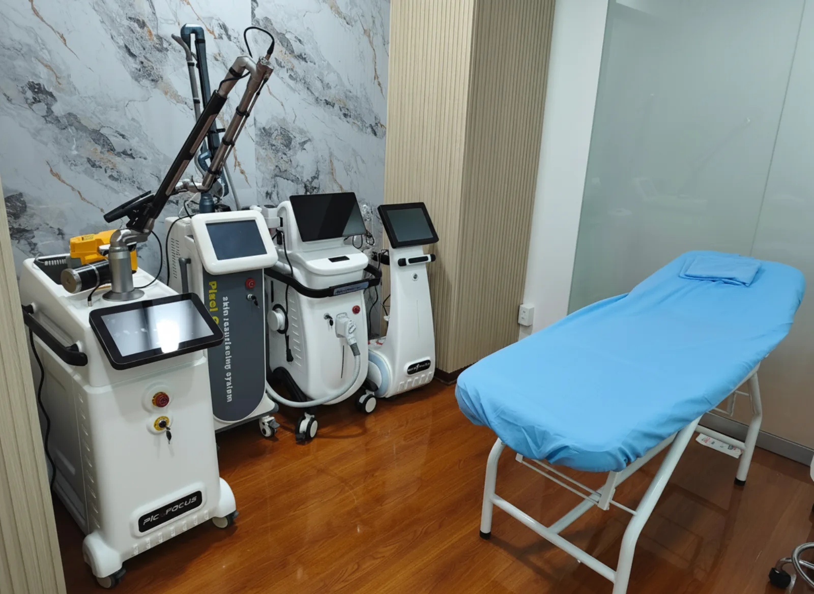 Sala de tratamientos de láser y HIFU en Elyzea con equipos picosegundo, CO₂ fraccionado y HIFU junto a camilla