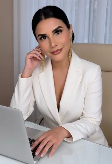 Dra. Geldres — Directora Médica de Elyzea